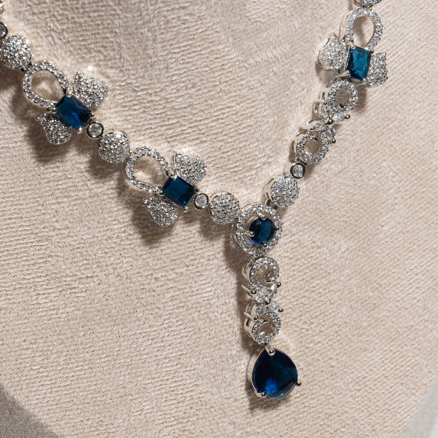 Vaidehi Drop Pendant Set