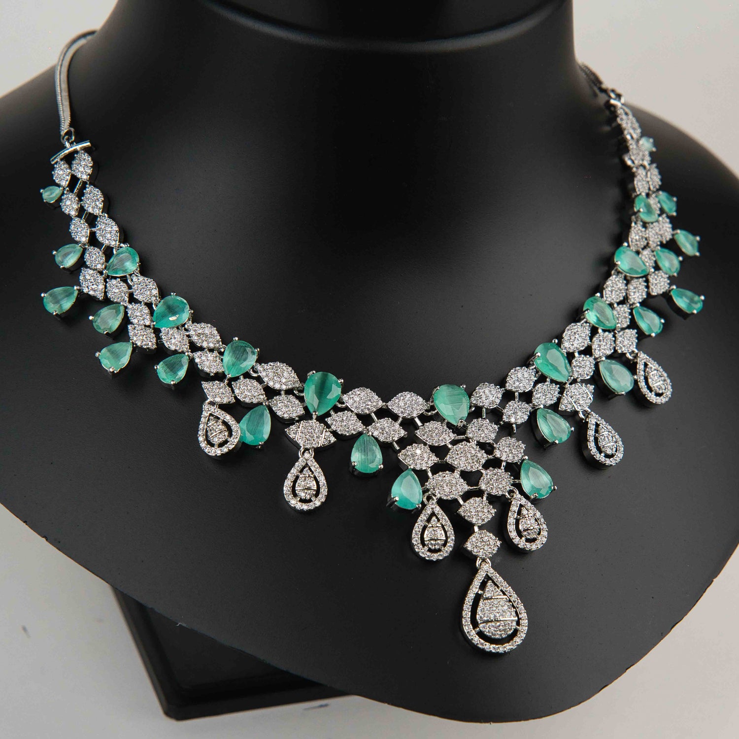 Hitika Necklace Set
