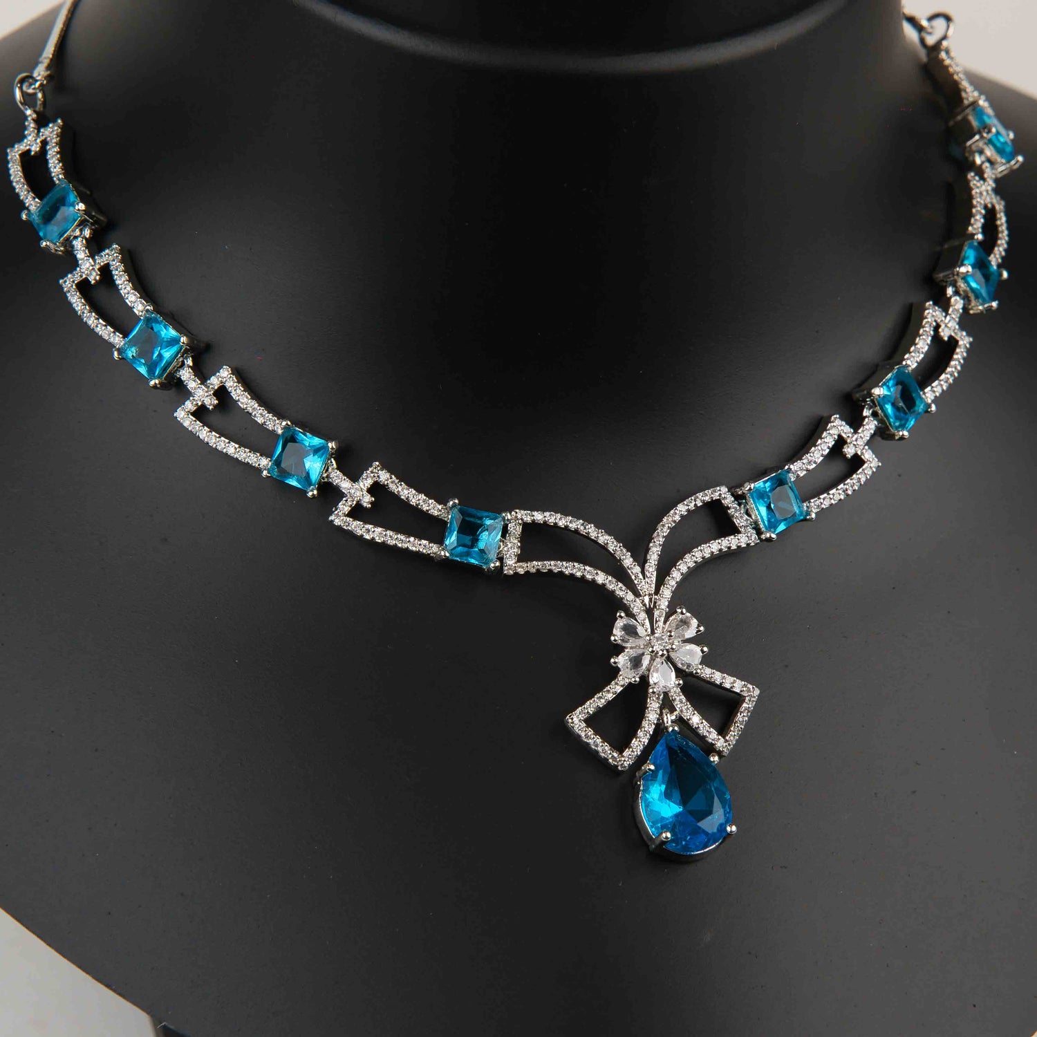 Aneeta Necklace Set