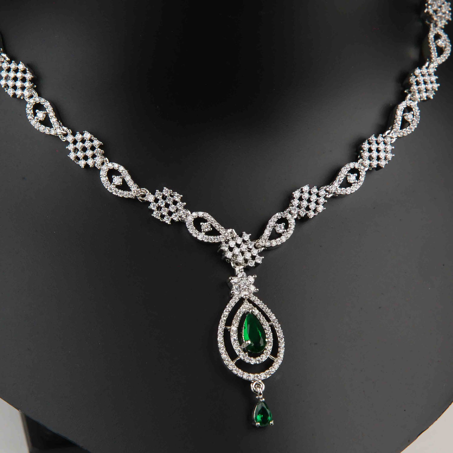 Jibika Pendant Set