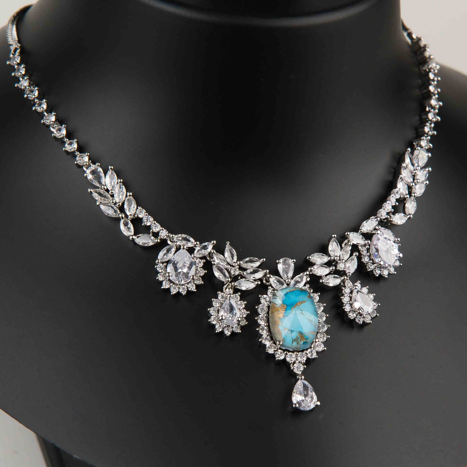 Chahat Pendant Set