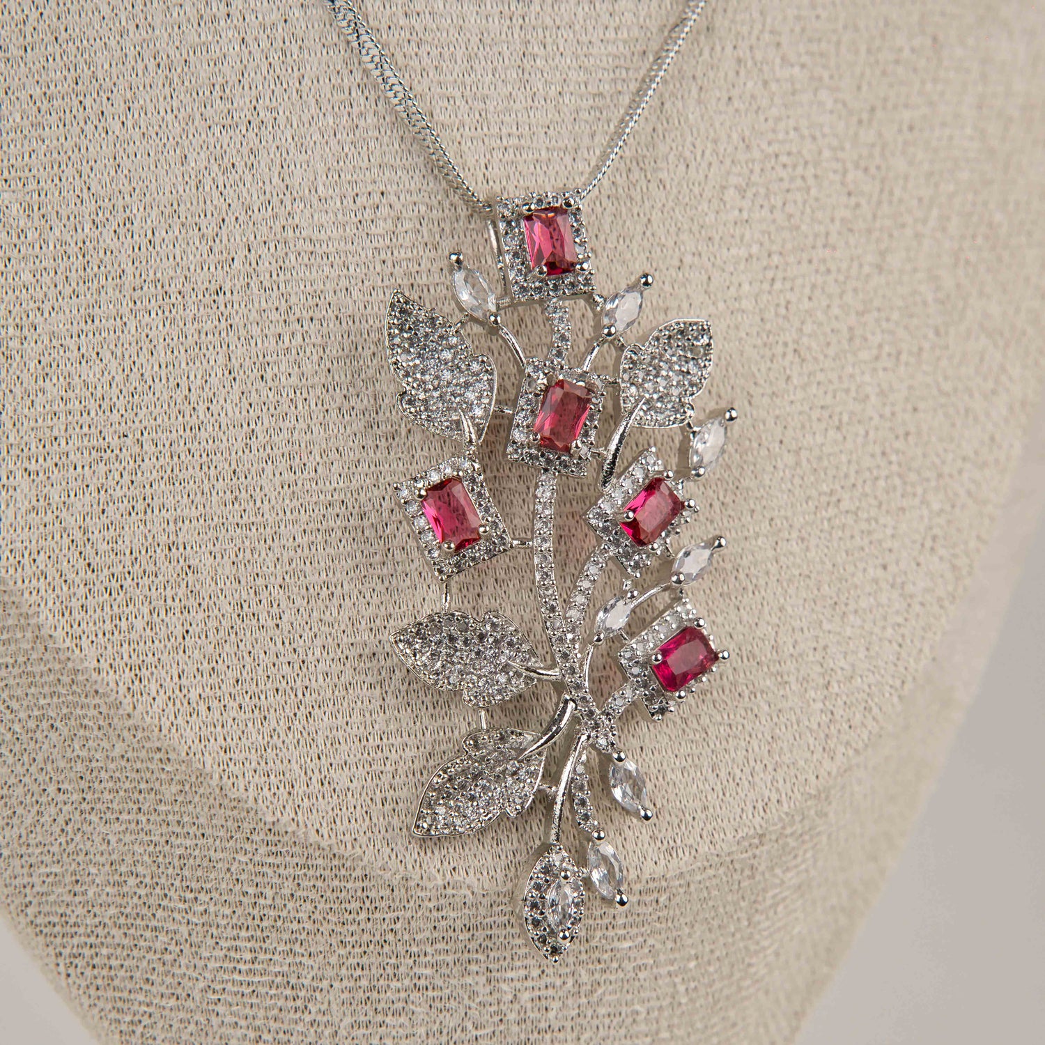 Anvi Pendant Set