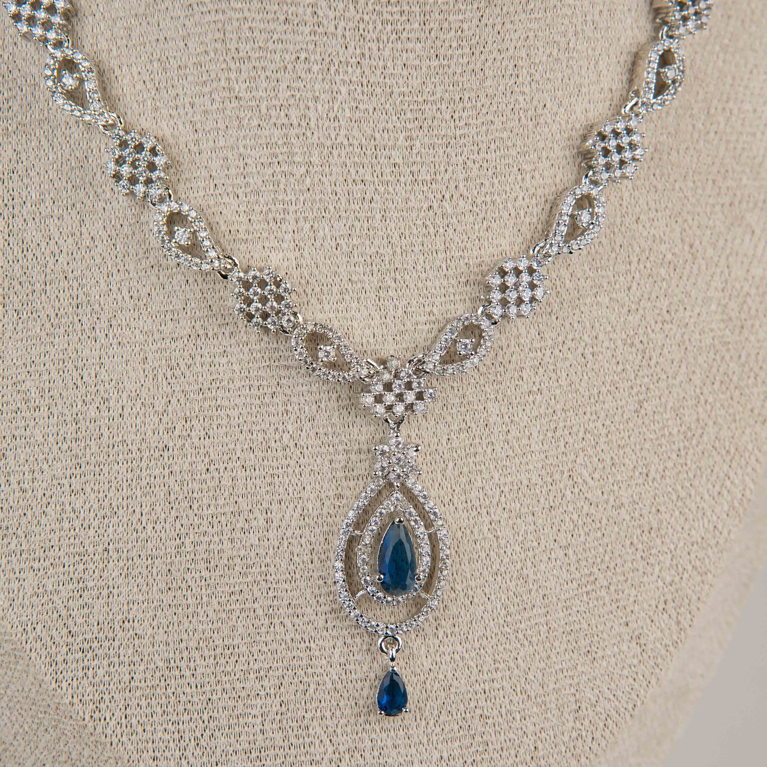Pravya Pendant Set