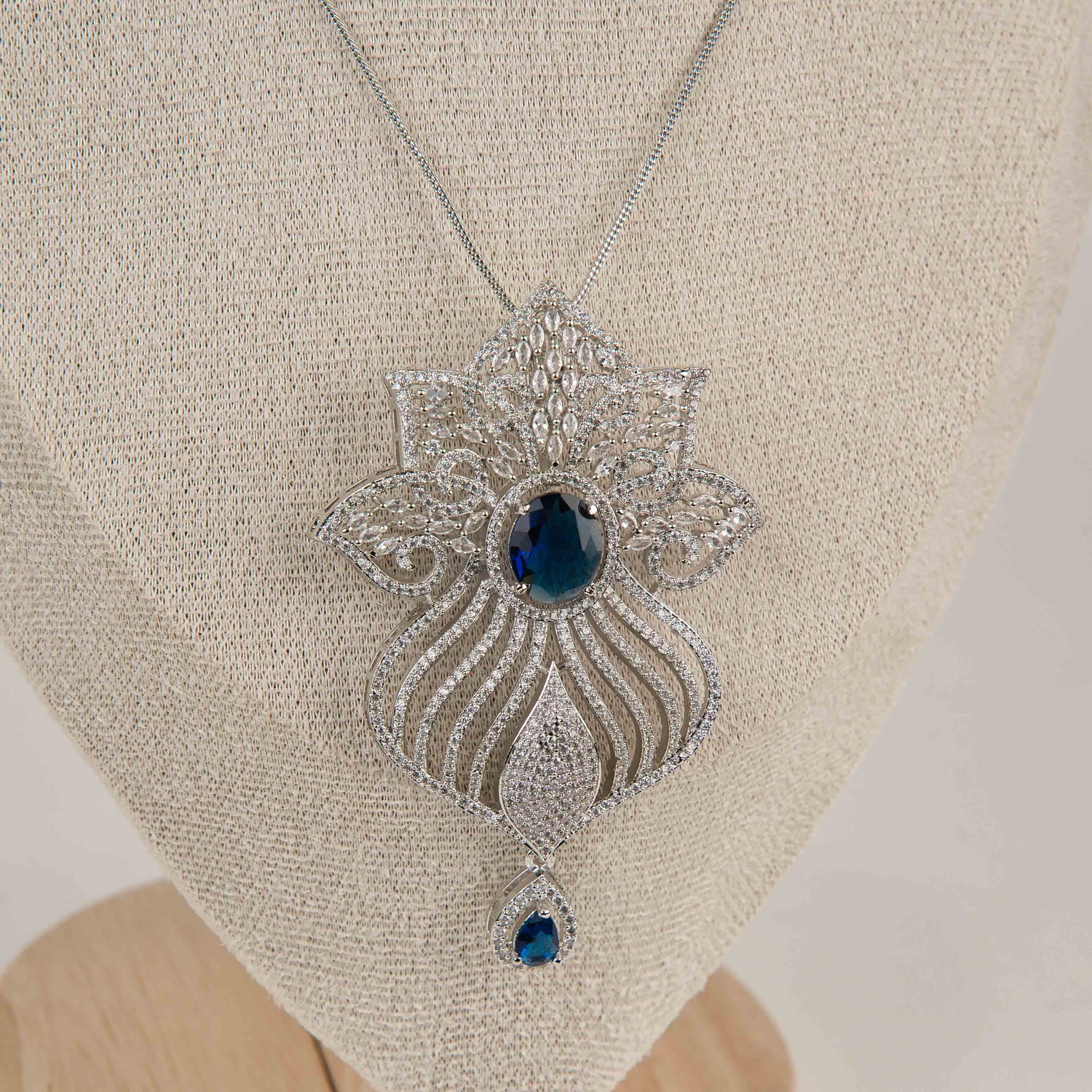 Devika Pendant Set