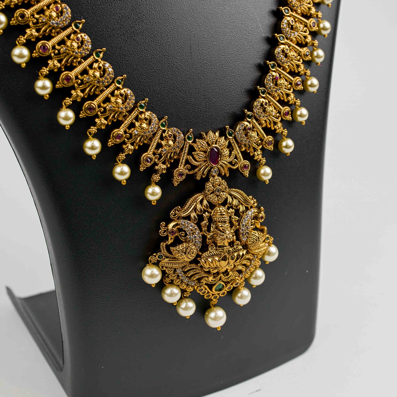 Tavisha Necklace Set