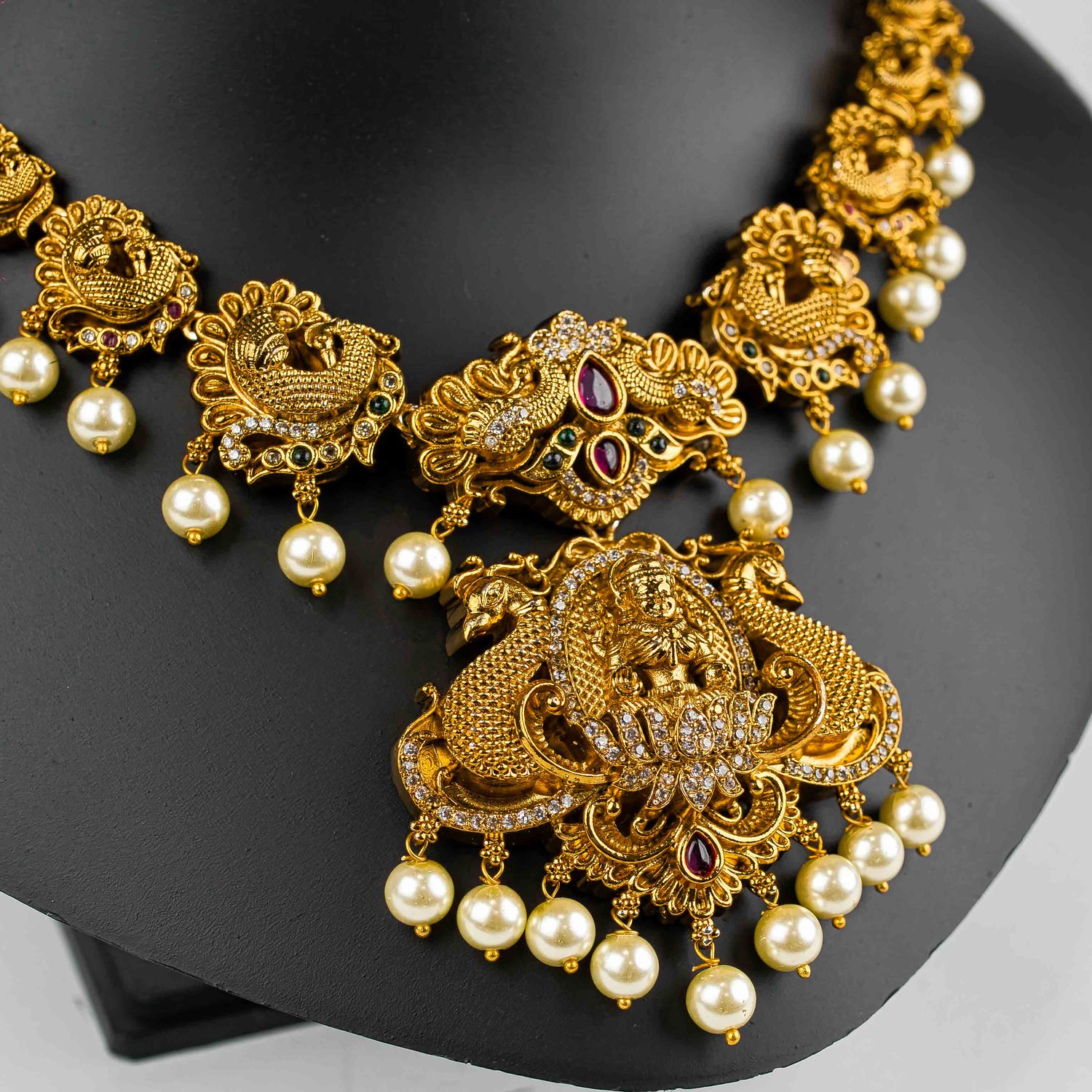 Kaanika Necklace Set