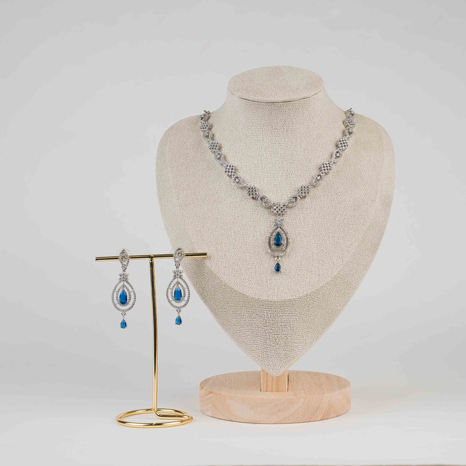 Pravya Pendant Set