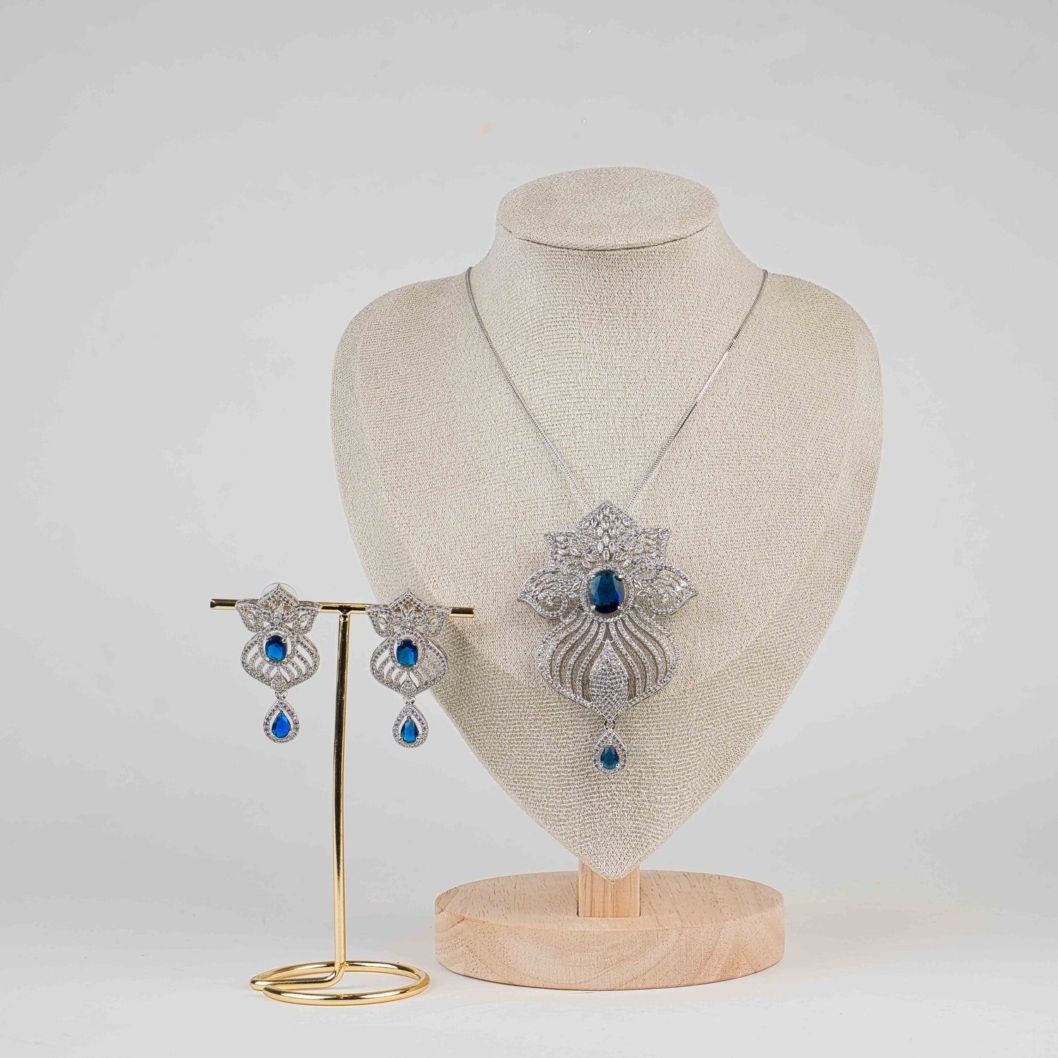 Devika Pendant Set