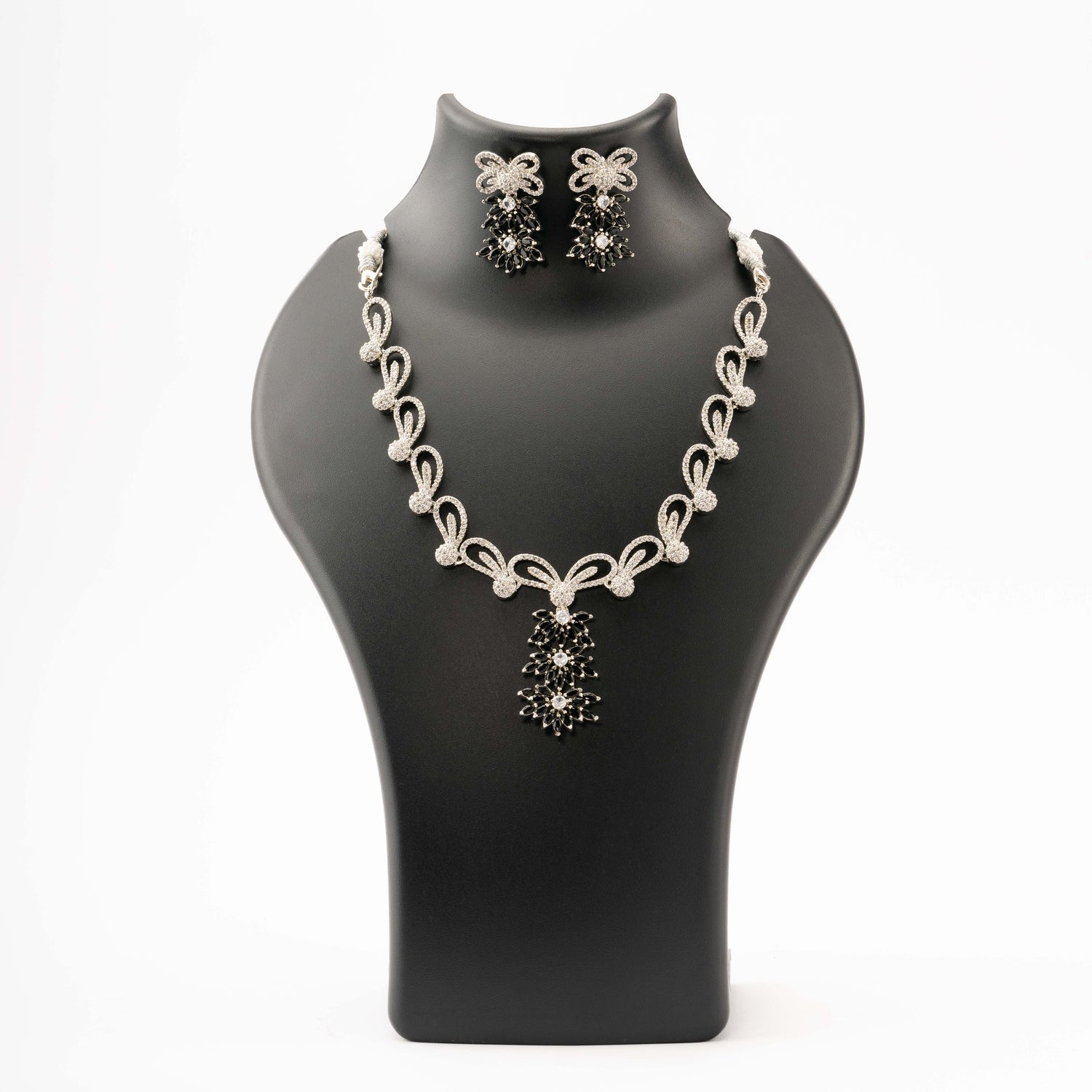 Tryia Pendant Set