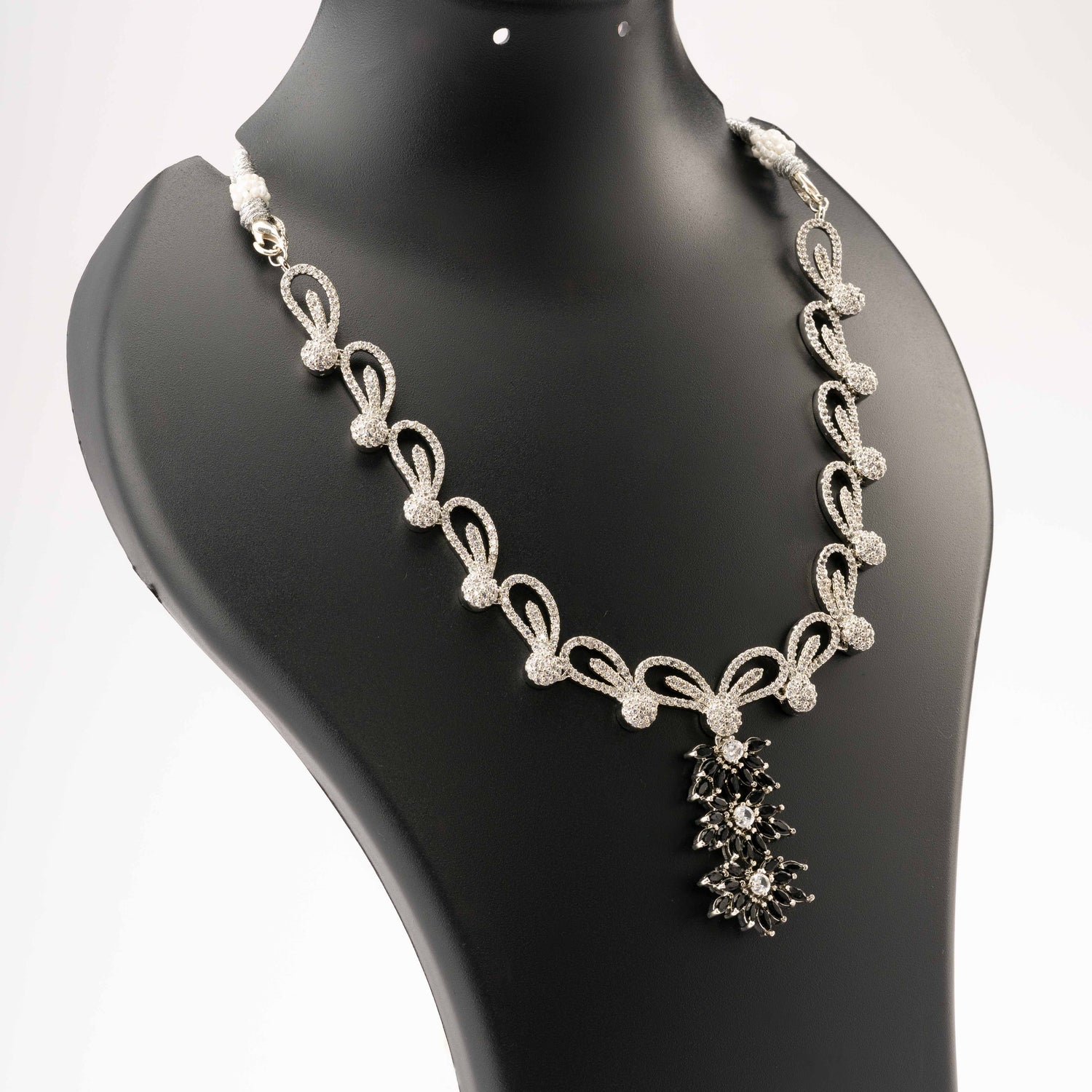 Tryia Pendant Set