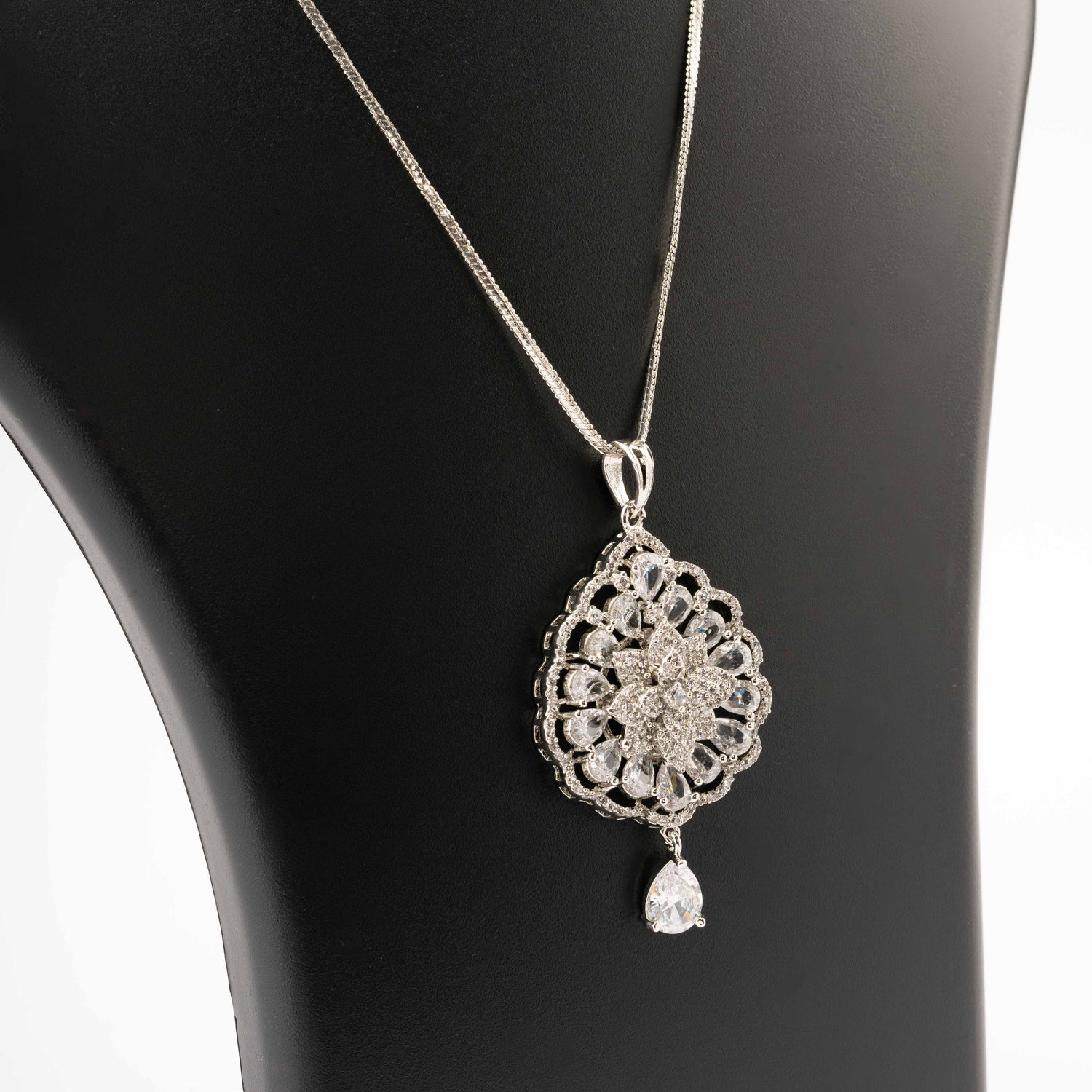 Ellary Pendant Set