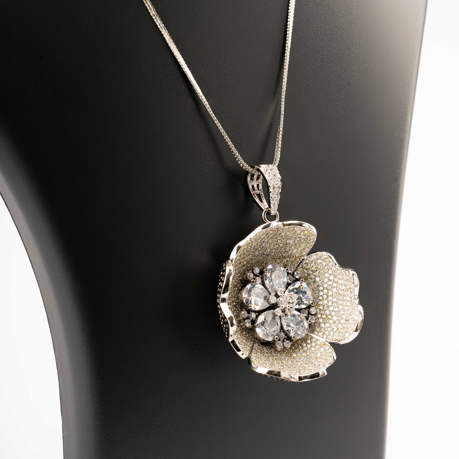 Arifa Pendant Set