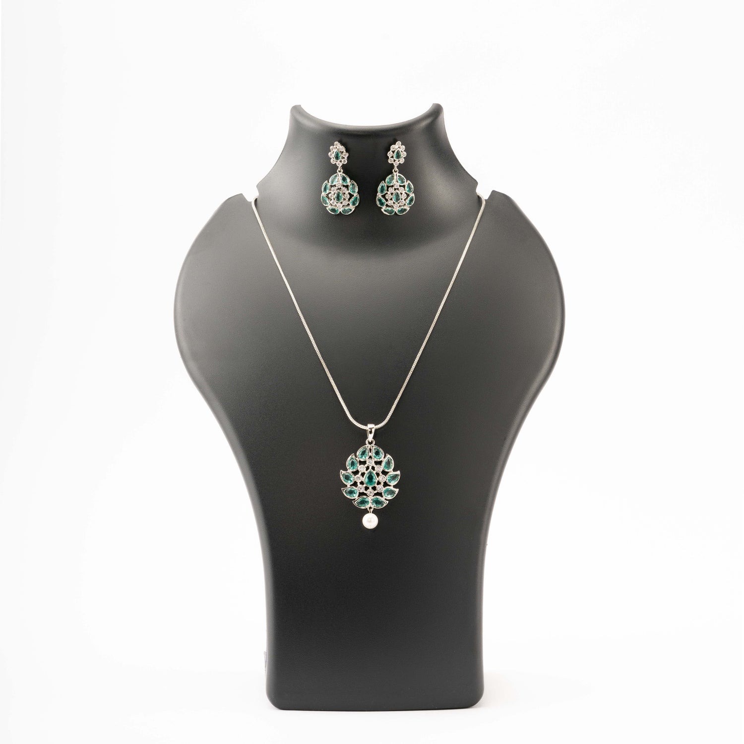 Laiza Pendant Set