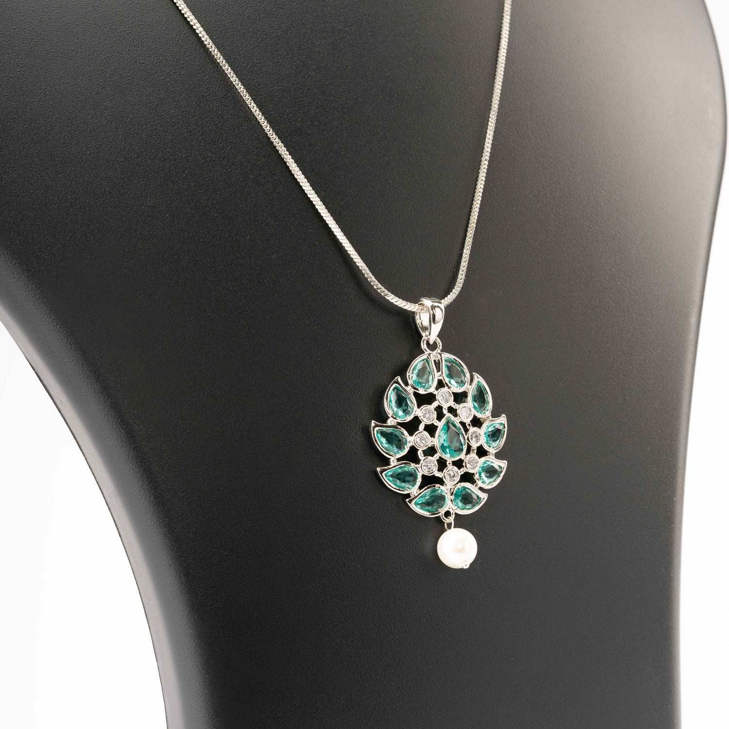 Laiza Pendant Set
