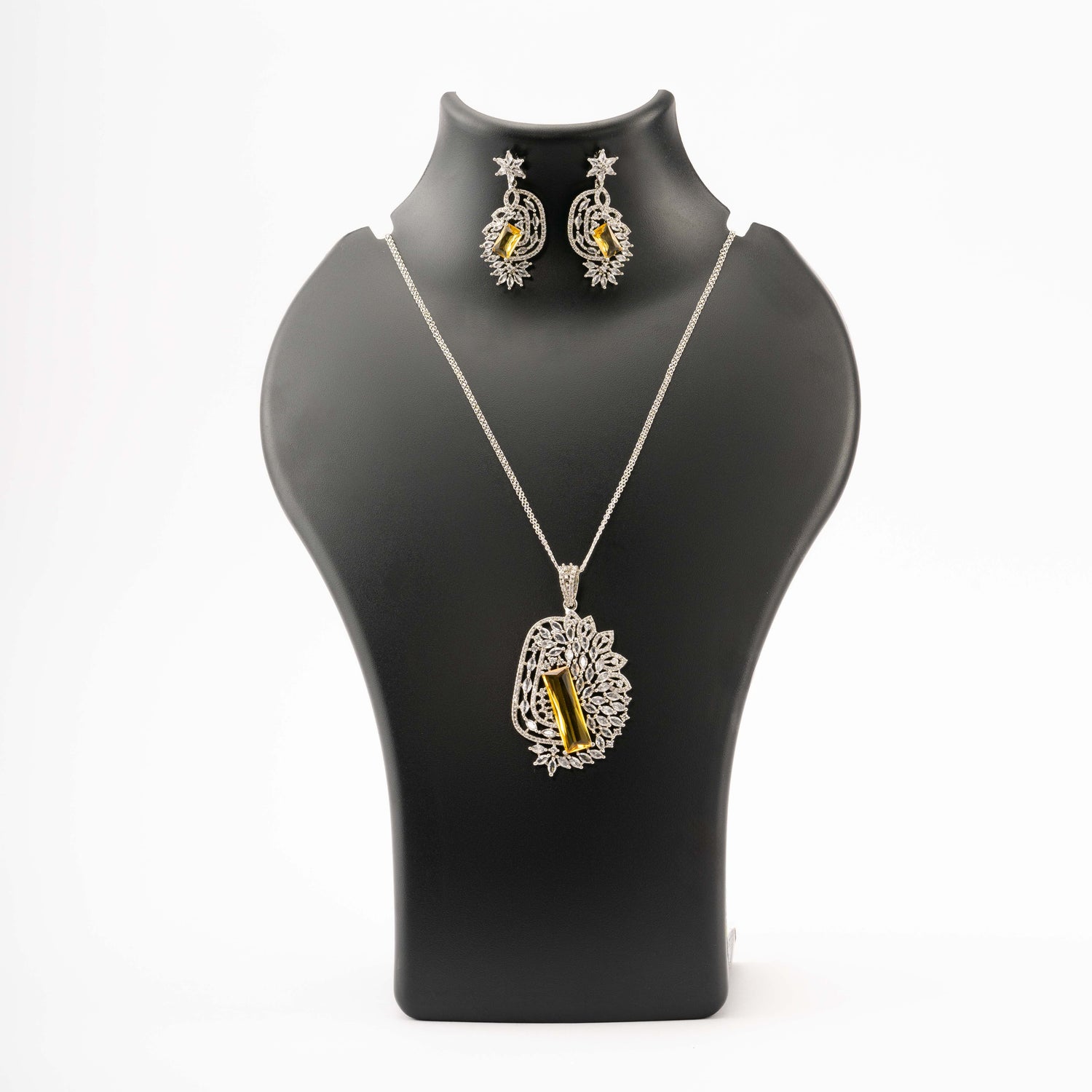 Heena Pendant Set