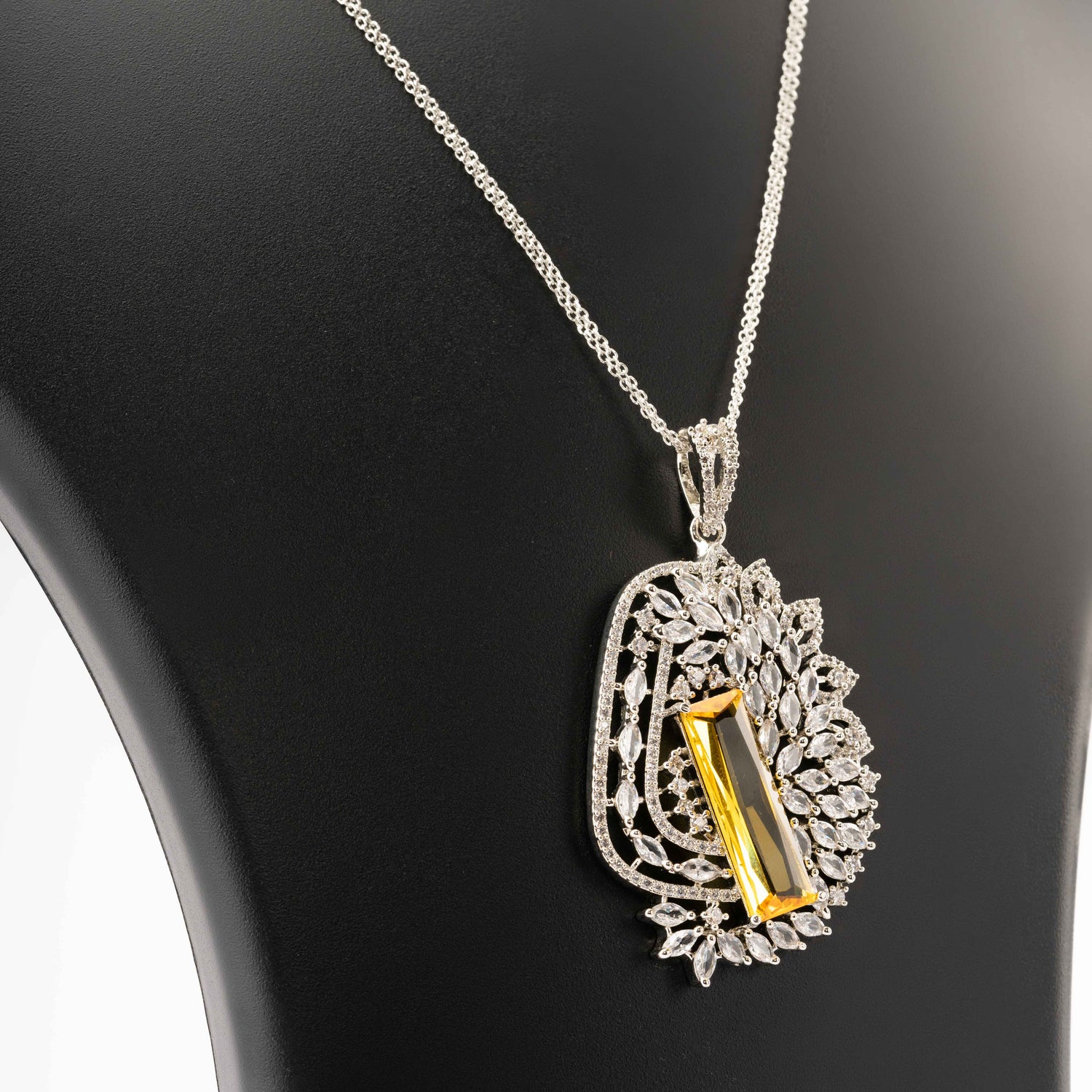 Heena Pendant Set